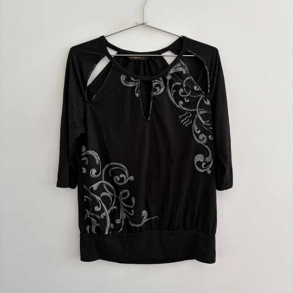 Rocawear Womens Black Cold Shoulder Graphic Top Silver Foil Sequin